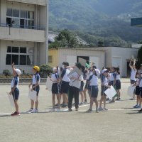 ７月１０日（月）　セスナが樺穂小（上空）にやってきました！