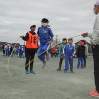 ２／２（金）業間運動（縦割り班での大縄）