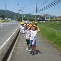 １年生が通学路探検を行いました。　　　　　（５月２４日）