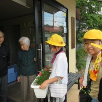 ７月１０日（水）「人権の花」プランター贈呈